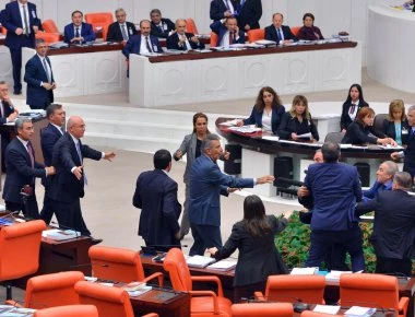 Πιάστηκαν στα χέρια στη βουλή της Τουρκίας για την επιχείρηση στην Αφρίν της Συρίας (φωτό)